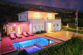 VILLA MILLA with private pool, jacuzzi, sauna, gym, max. 8 person